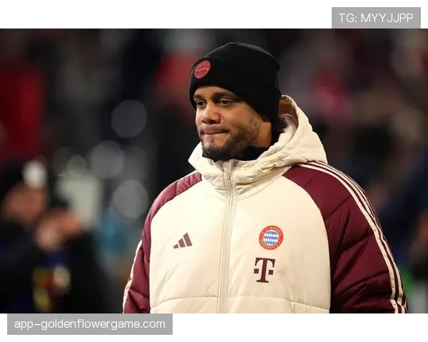 特写：终场哨响，率队保级成功的伯恩利主帅孔帕尼振臂高呼